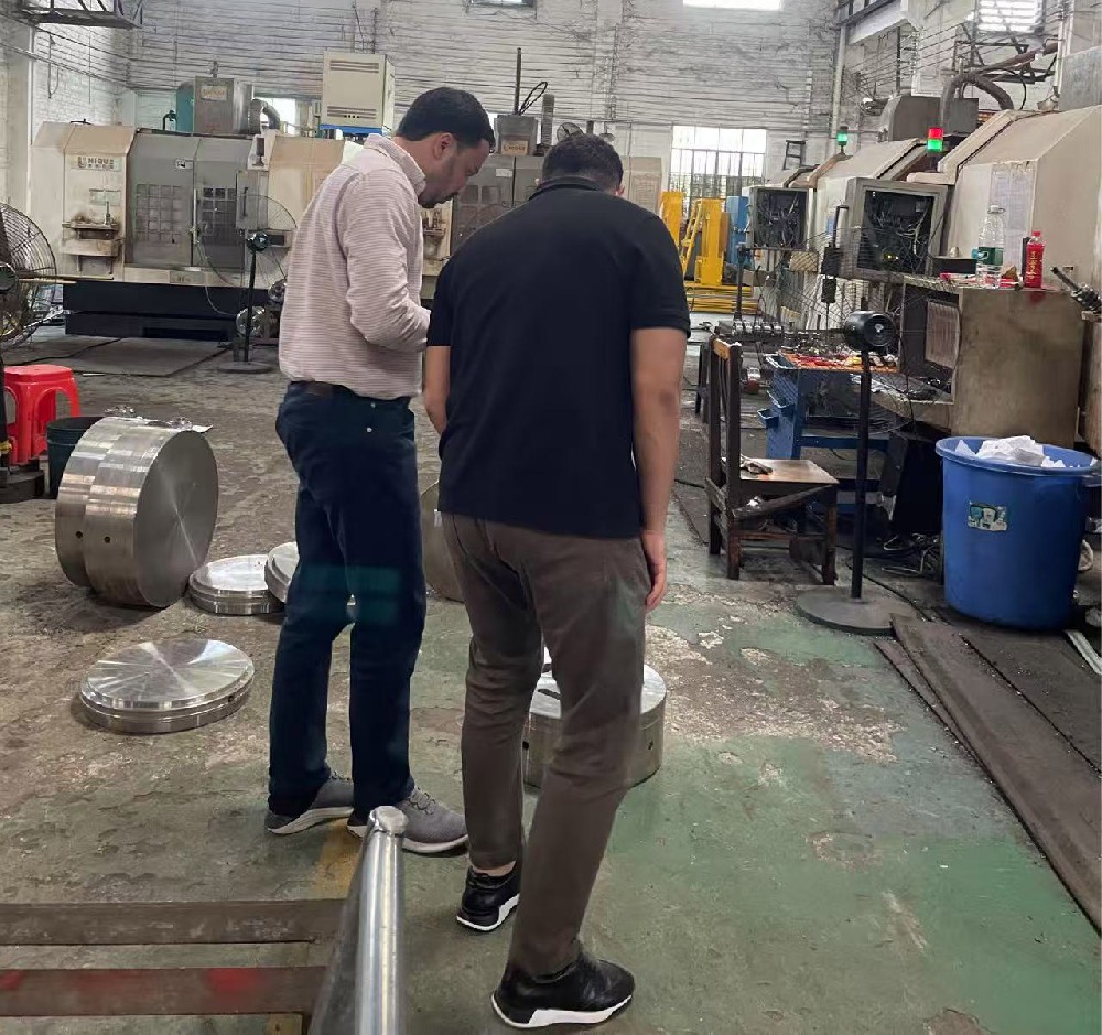 国外客户参观工厂车间